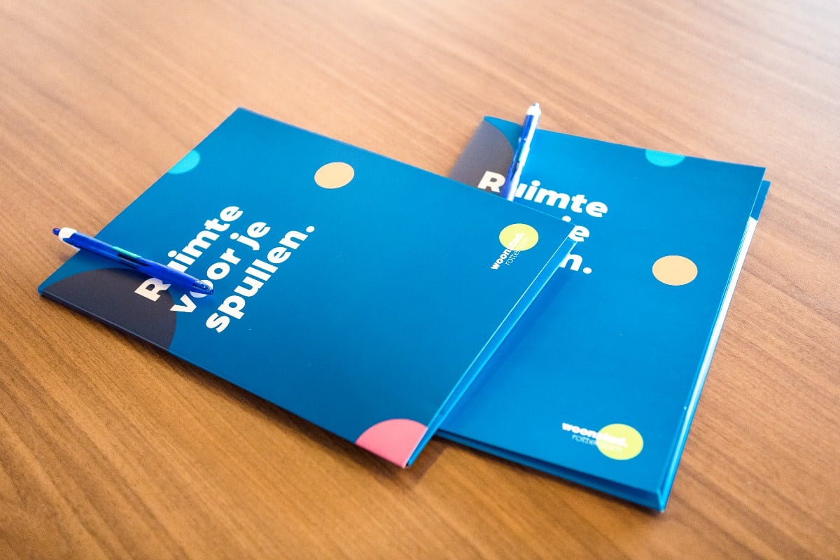 Folders en pennen Woonstad op tafel