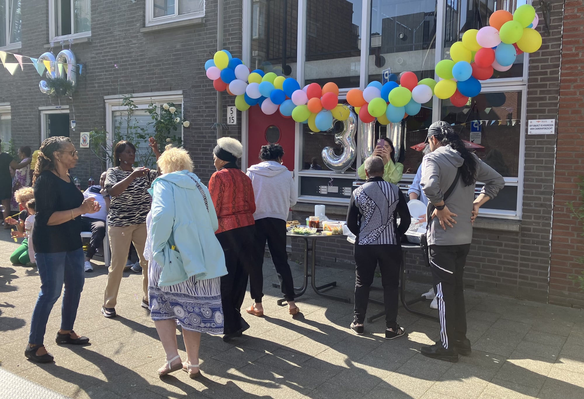 Mensen dansen op straat
