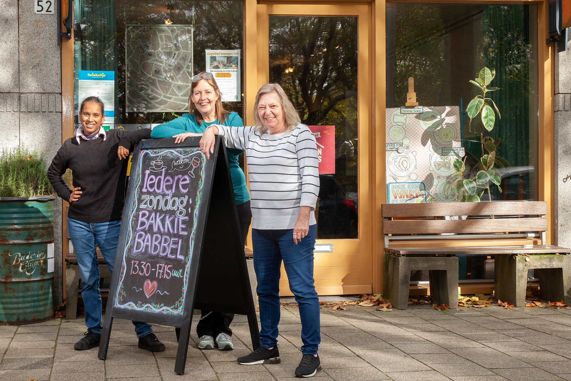 Vrijwilligers en coördinator Inge Hutten voor Open Huis Crooswijk