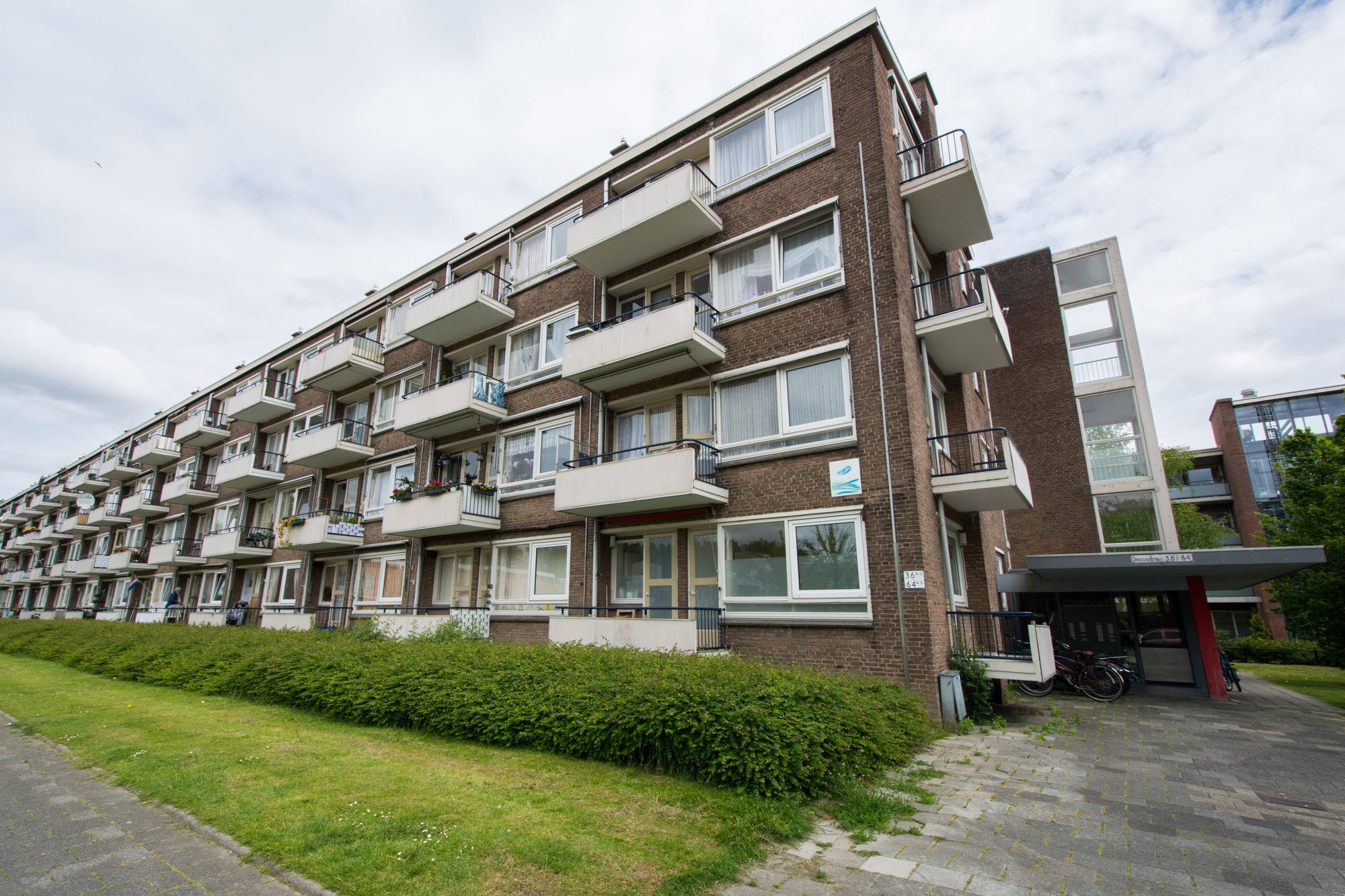 Voorkant flatgebouw aan de straatkant