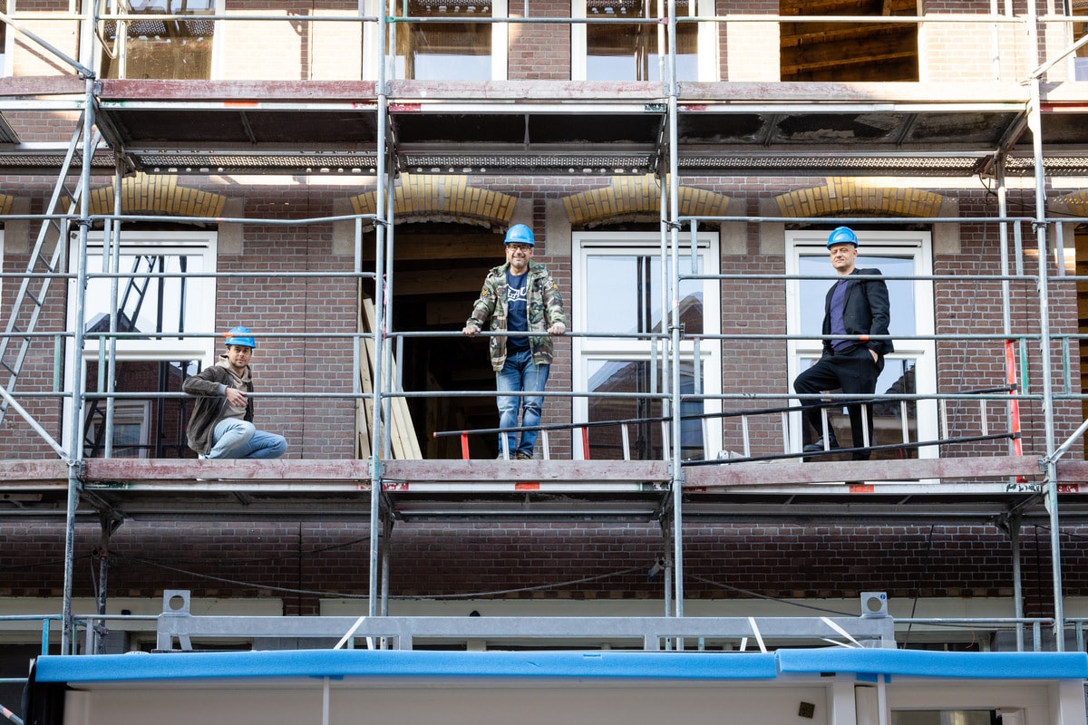 Groepsfoto in stellage verbouwing Oud-Charlois