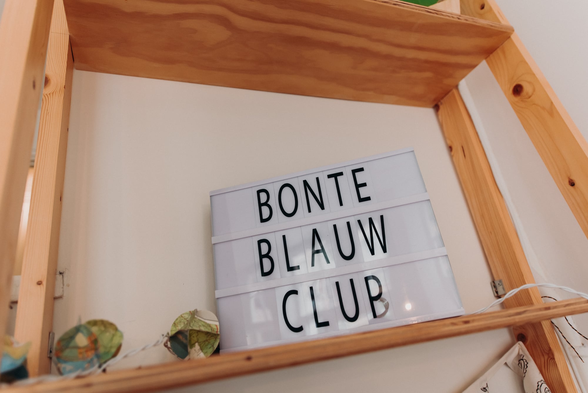 Kast met letterbox "Bonte Blauw Club"