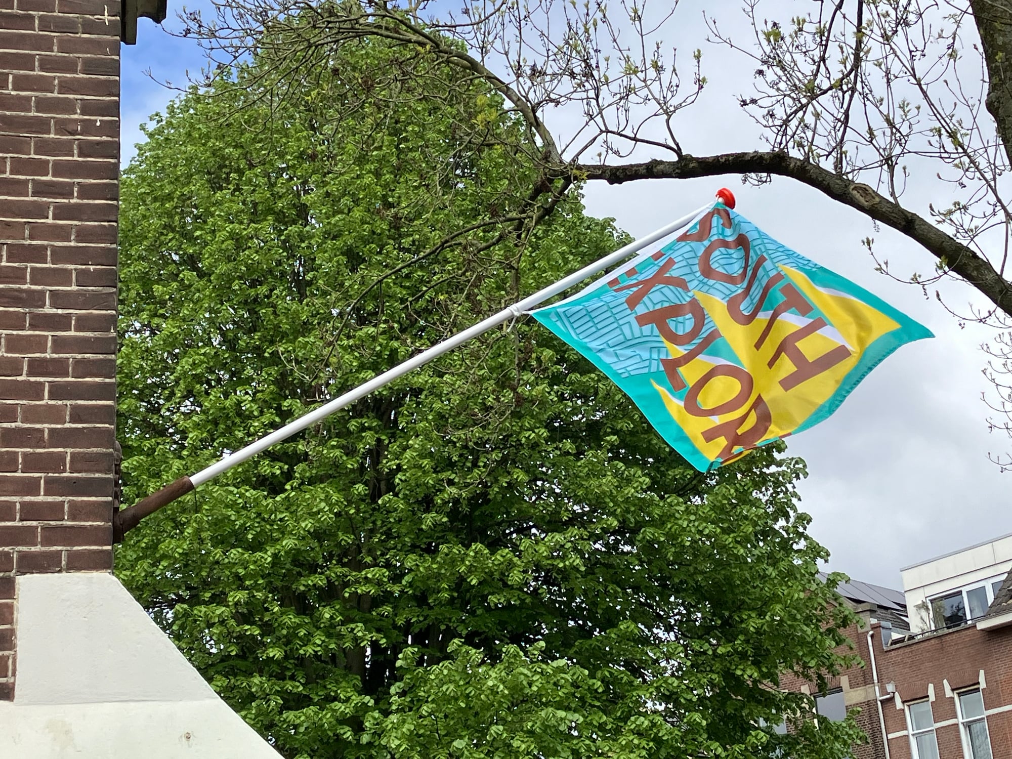 Wapperende vlag van South Explorer, aan Oude Kerk in Charlois