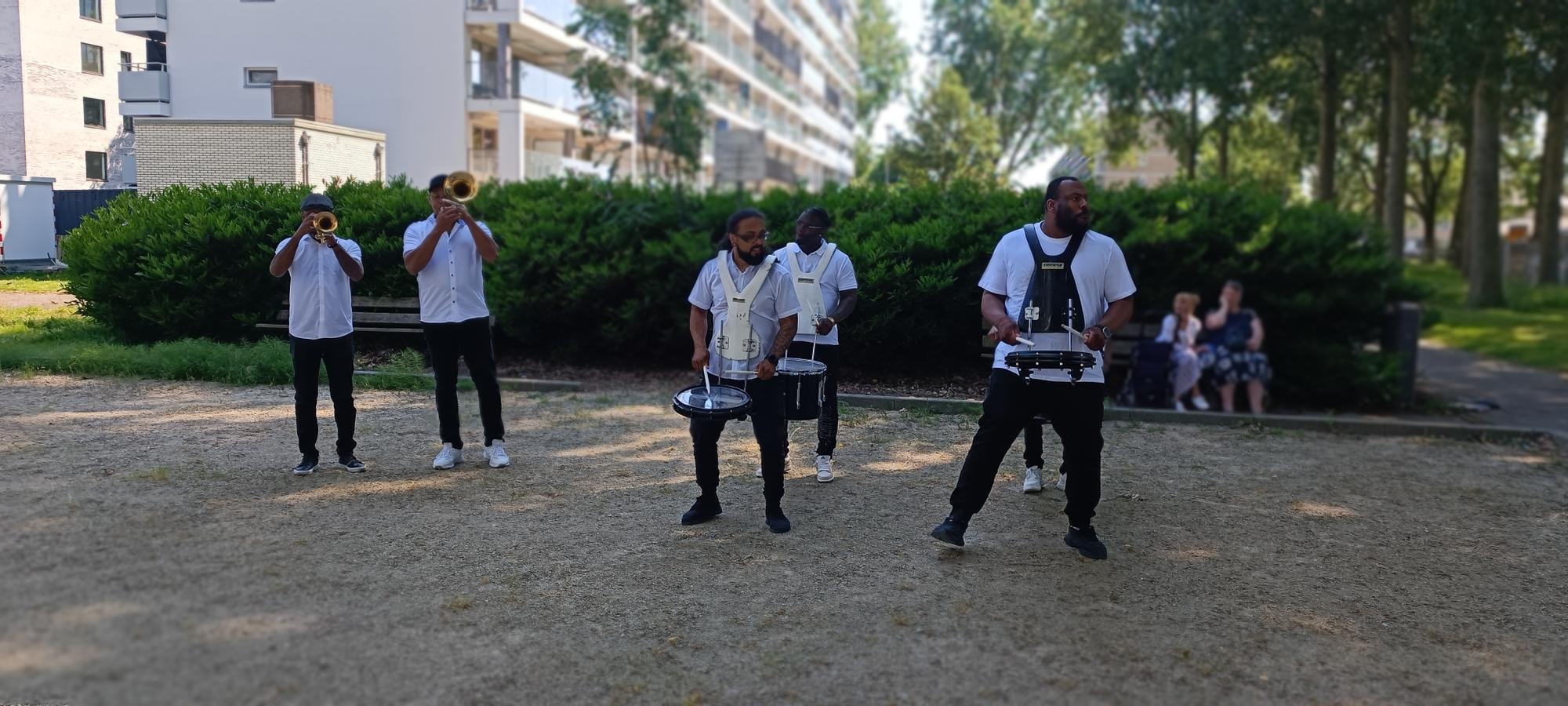 een brass band speelt vrolijke deuntjes tijdens de heropening van de Prinsessenflats