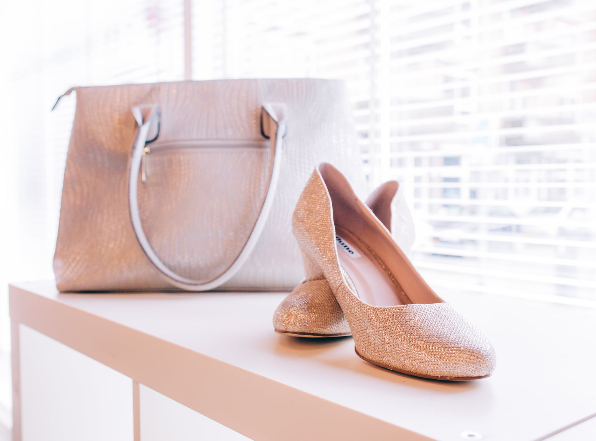 Lichtroze tas en hakken met glitters