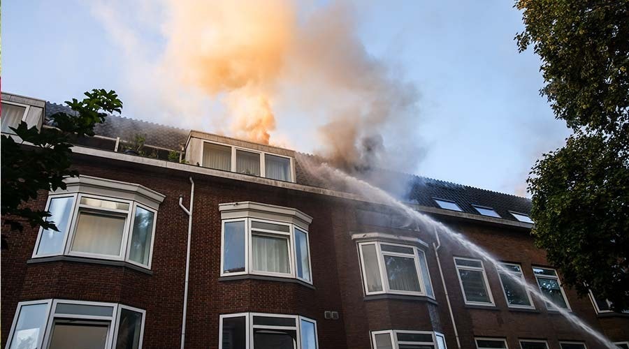 Uitslaande brand vanuit dak