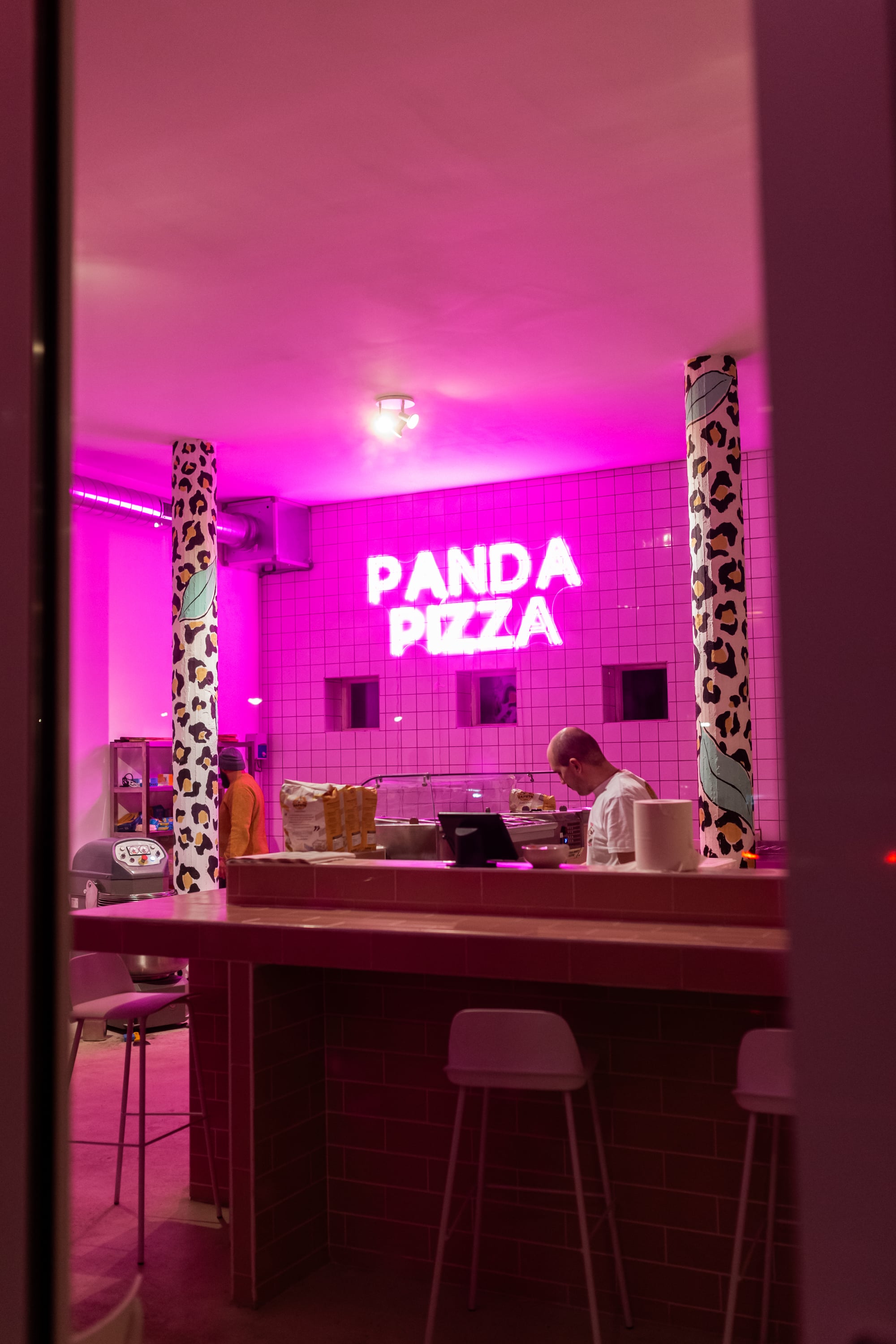 Keuken met "Panda pizza" in roze neonletters
