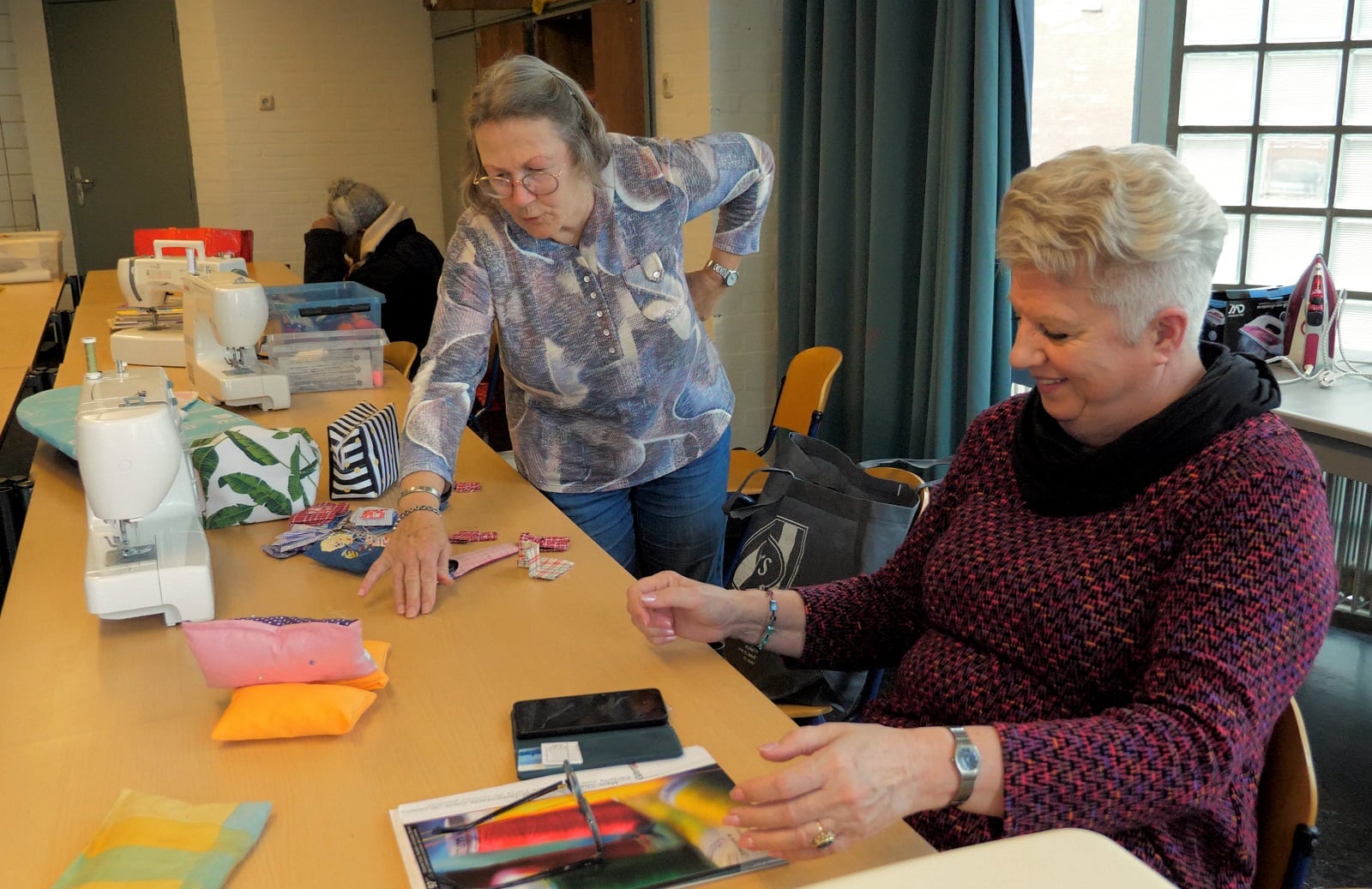 Naaigroep dames aan tafel