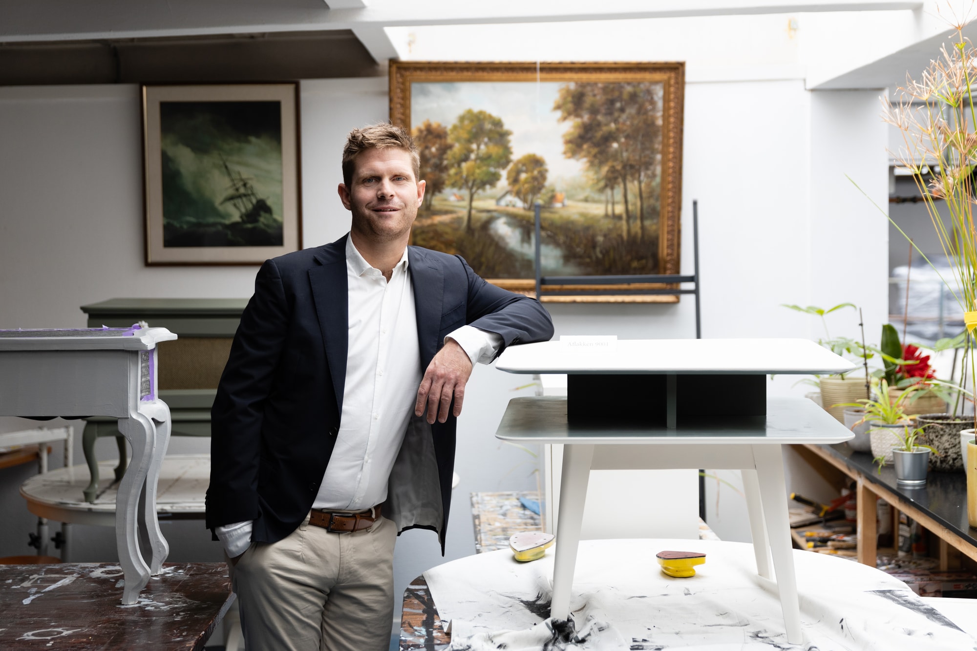 Maarten Meijer leunt op tafel in werkplaats Robin Hood