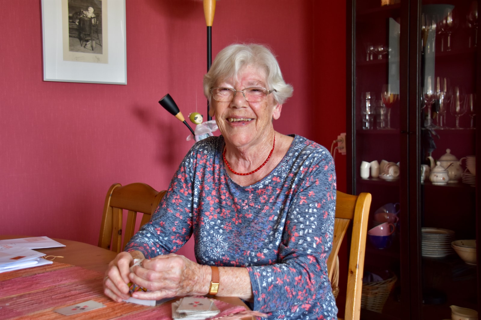 Ada Straatsma aan tafel in Thuisplusflat Leyerwaard