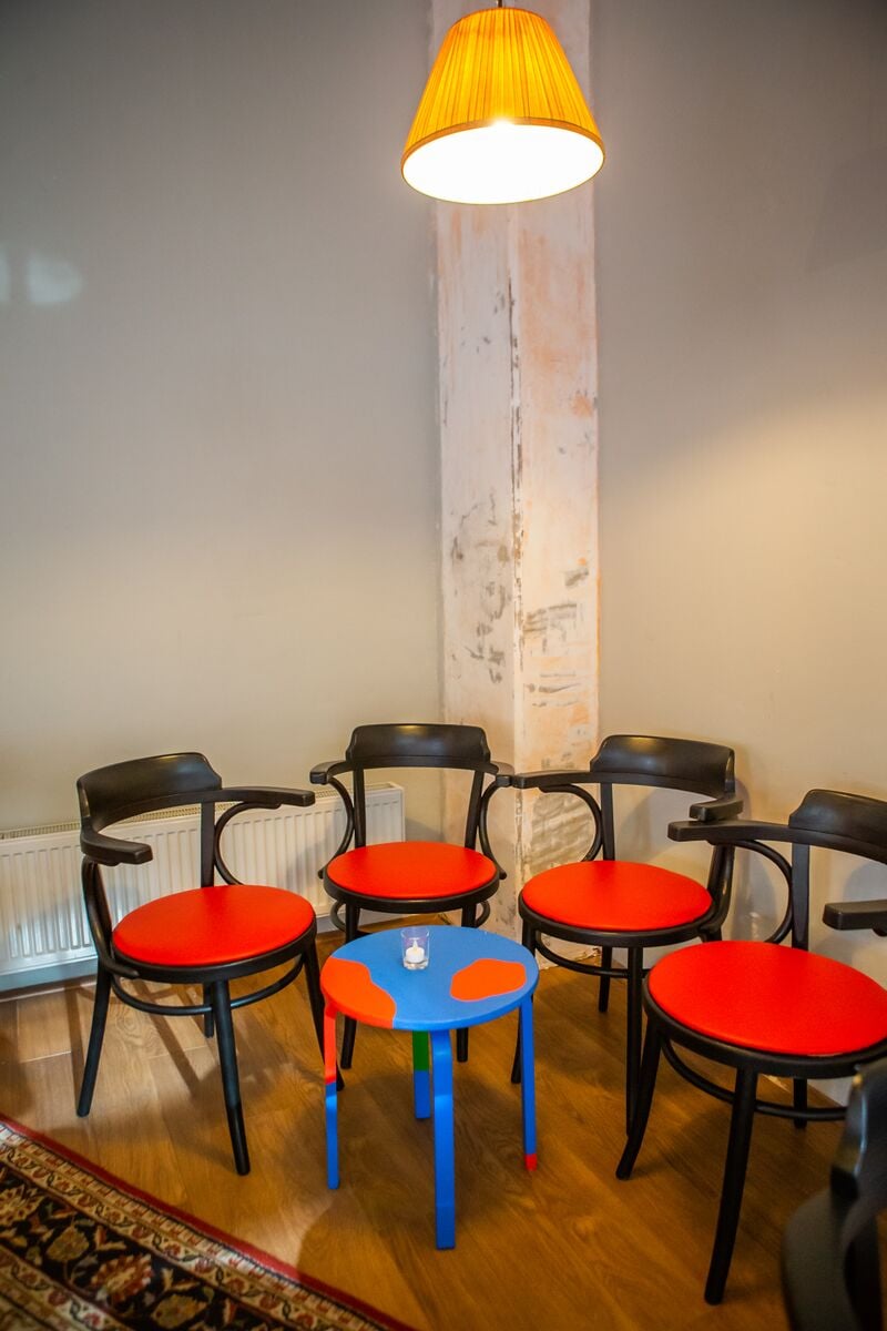Vier stoelen en tafeltje bij Mooi Weer & Zo
