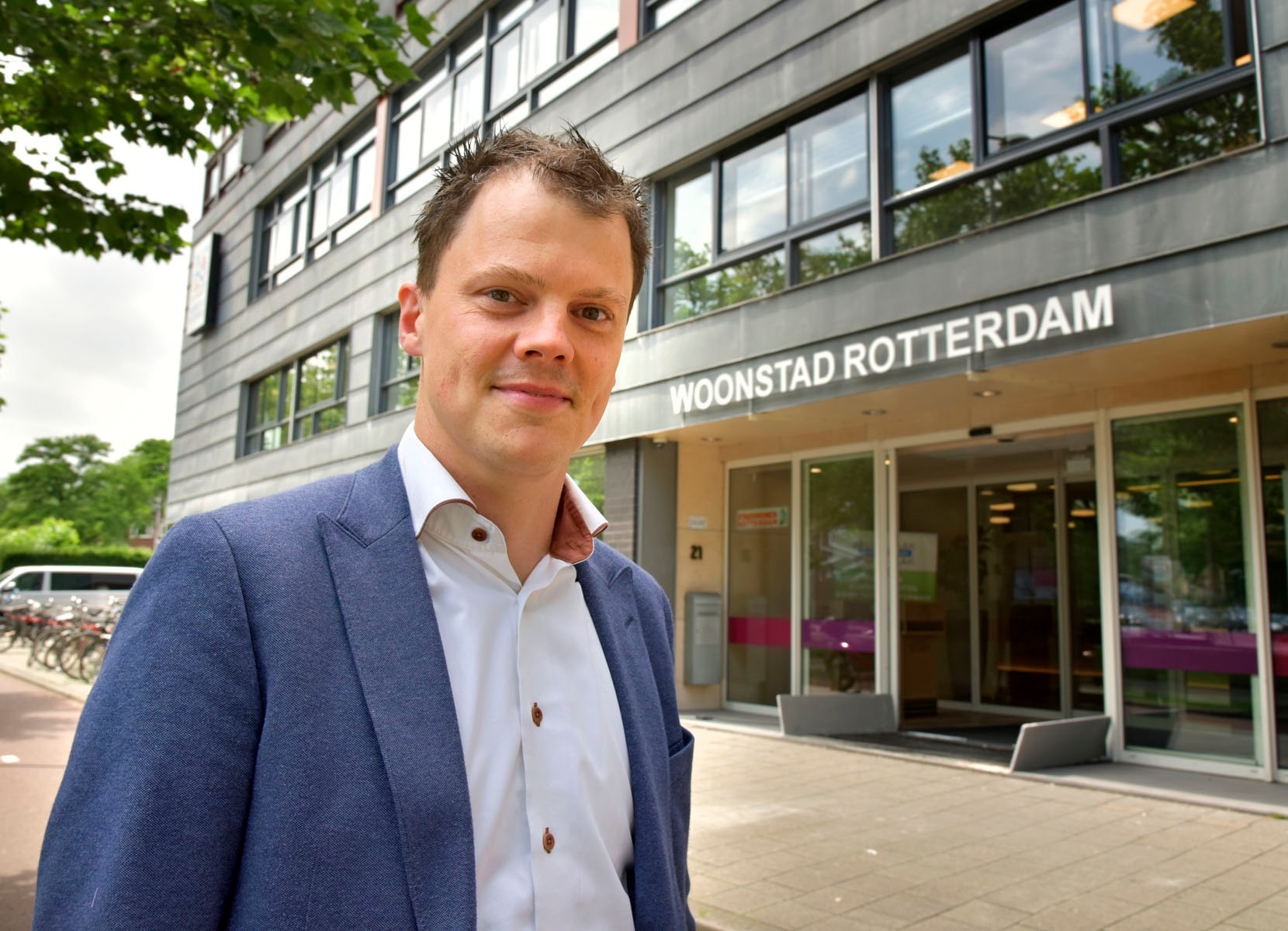 Portret Melvin voor kantoor Woonstad