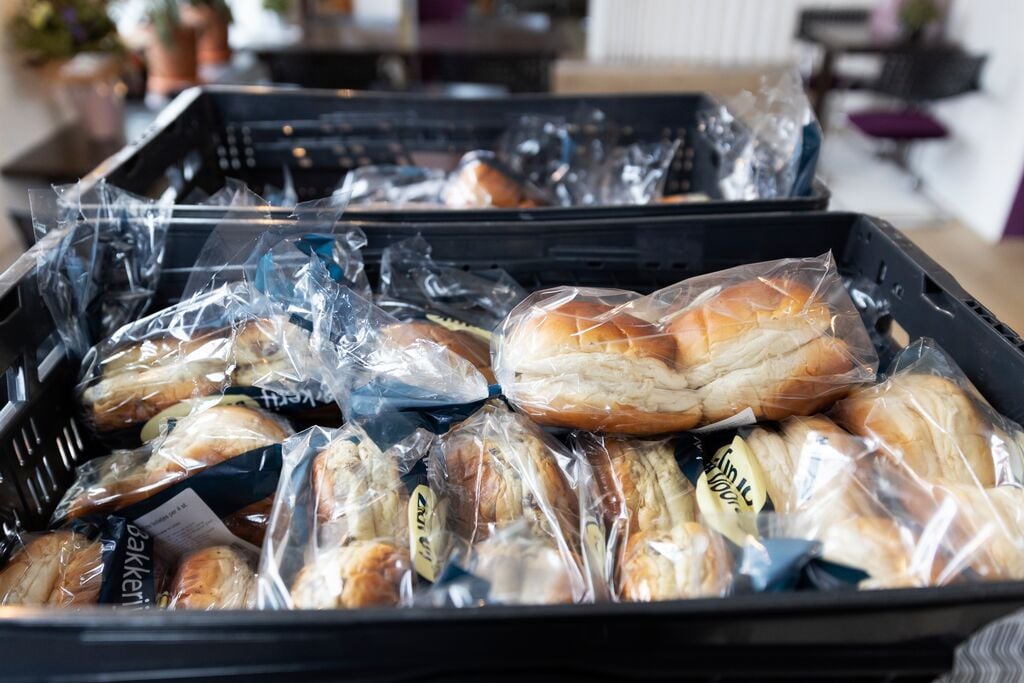 Verpakte broodjes in kratten