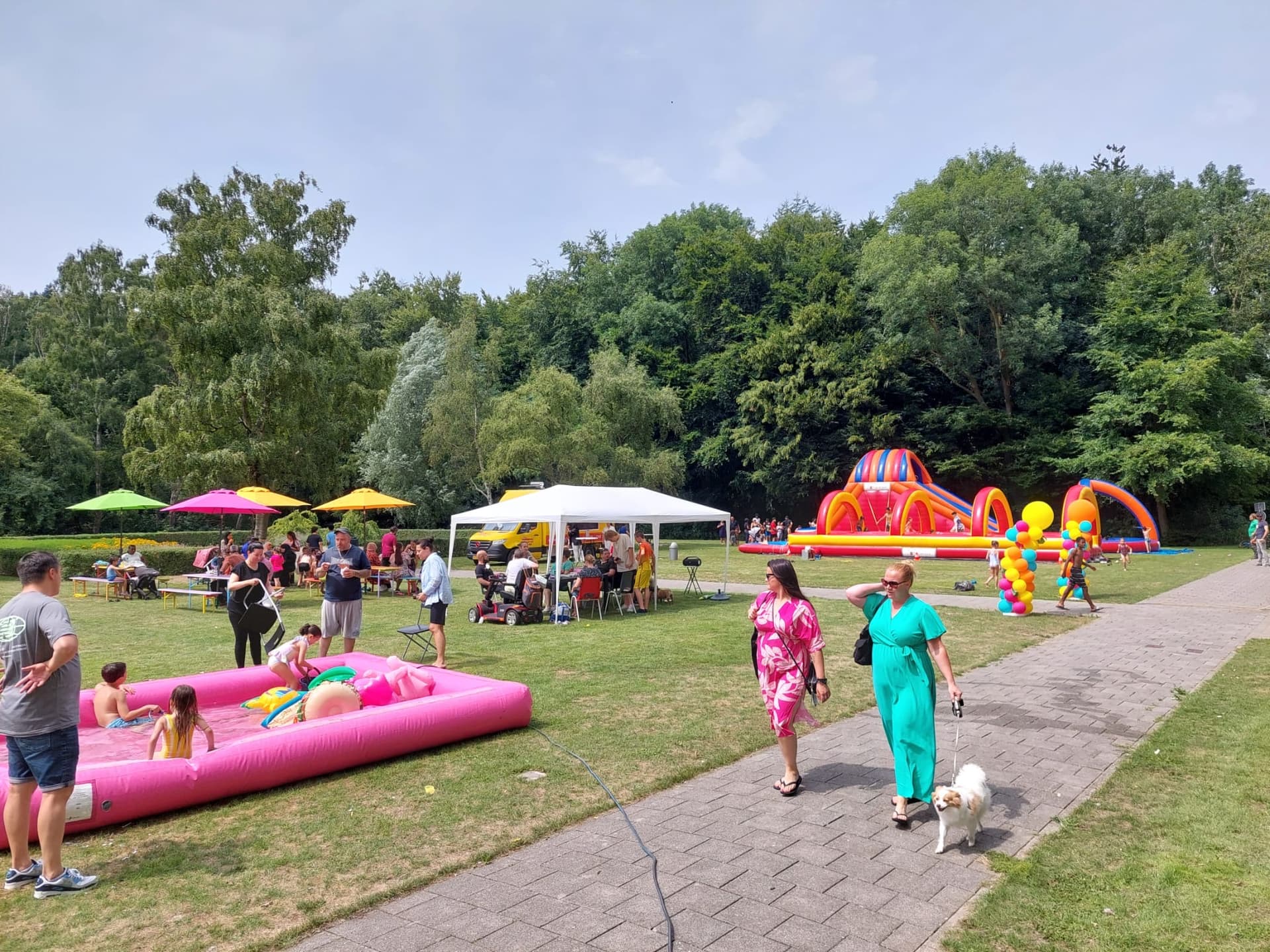 In een park zijn verschillende activiteiten georganiseerd voor de buurt
