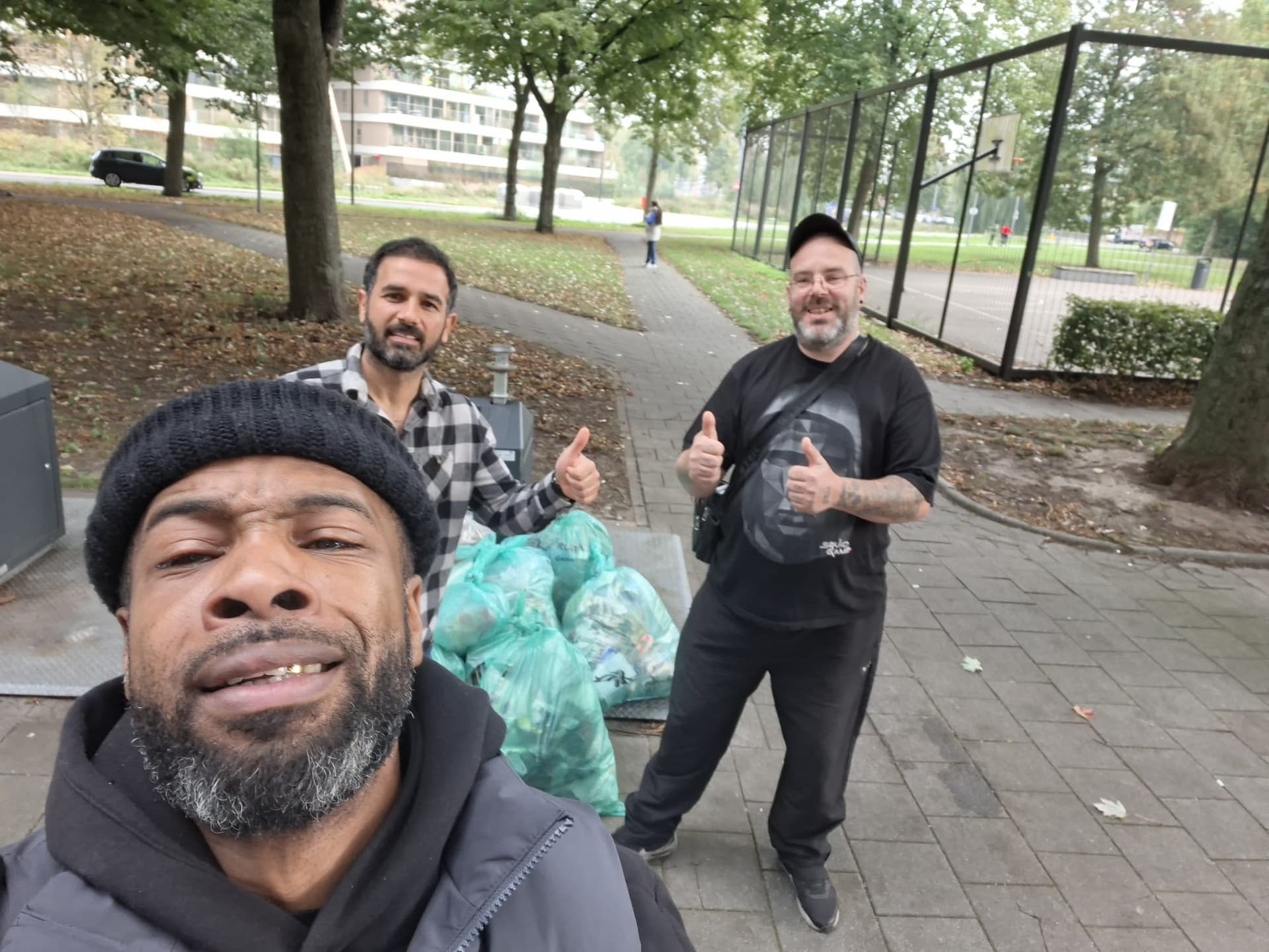 Xaverio en vrijwilligers ruimen op in de buurt