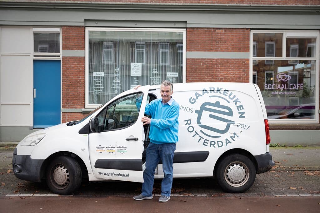 Sjaak bij busje van de Gaarkeuken