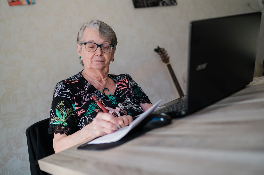 Mevrouw Weeda schrijvend aan tafel