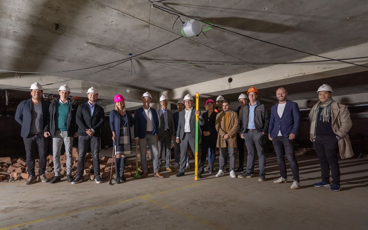 Mohamed en collega's met helm op bouwplaats