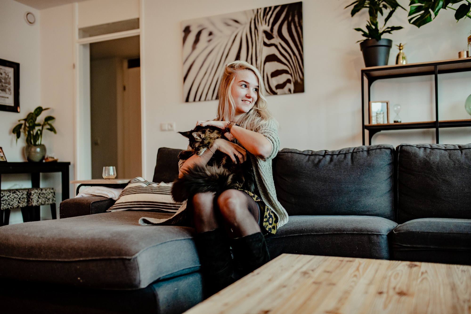 Portret koper Sanne op de bank met kat