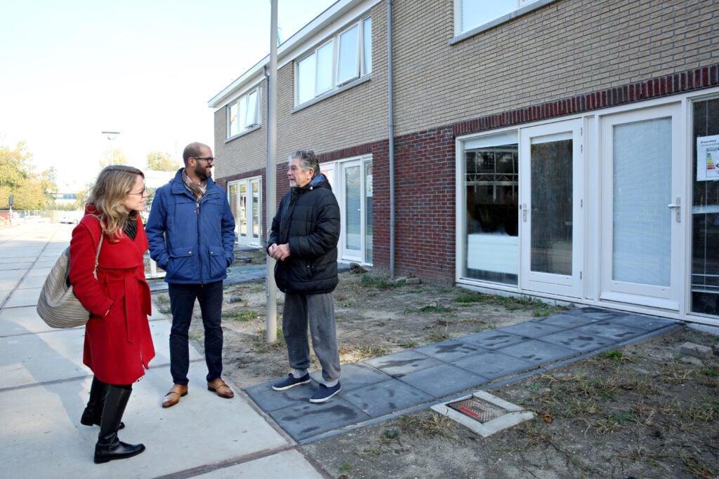 Serge, Caroline en man in gesprek op straat