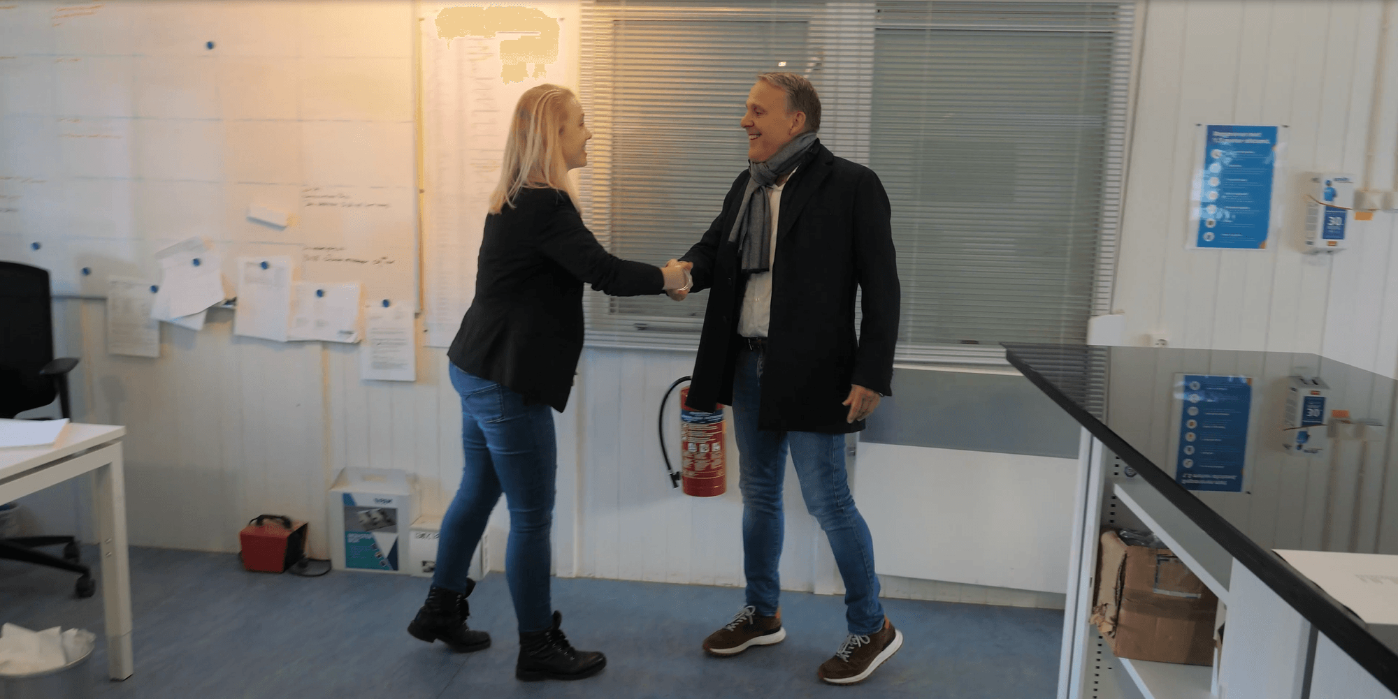 Paul en vrouw schudden de hand