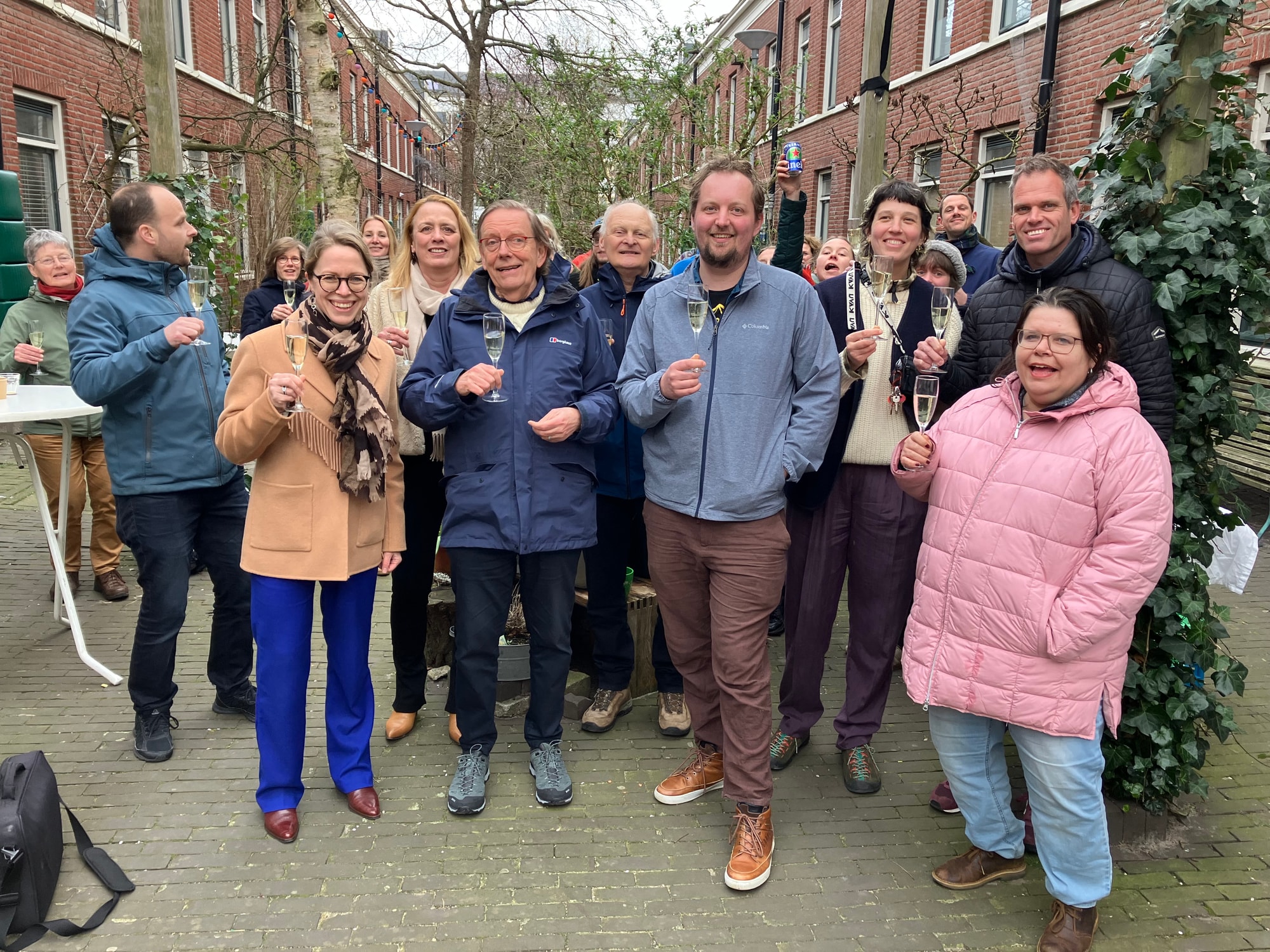 Groepsfoto tijdens feestelijke oplevering zonnepanelen Stampioendwarsstraten