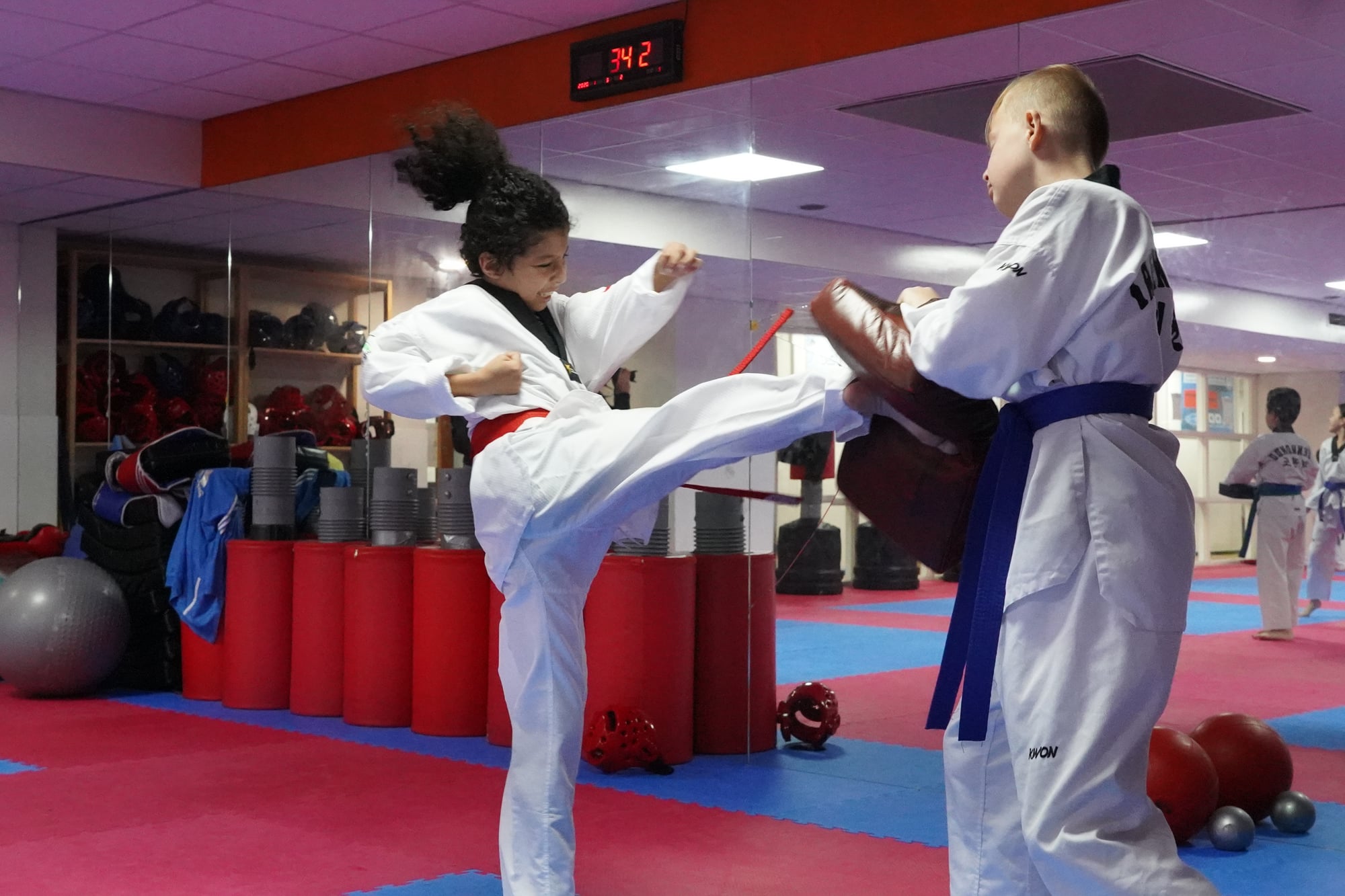 Jongen en meisje beoefenen taekwondo