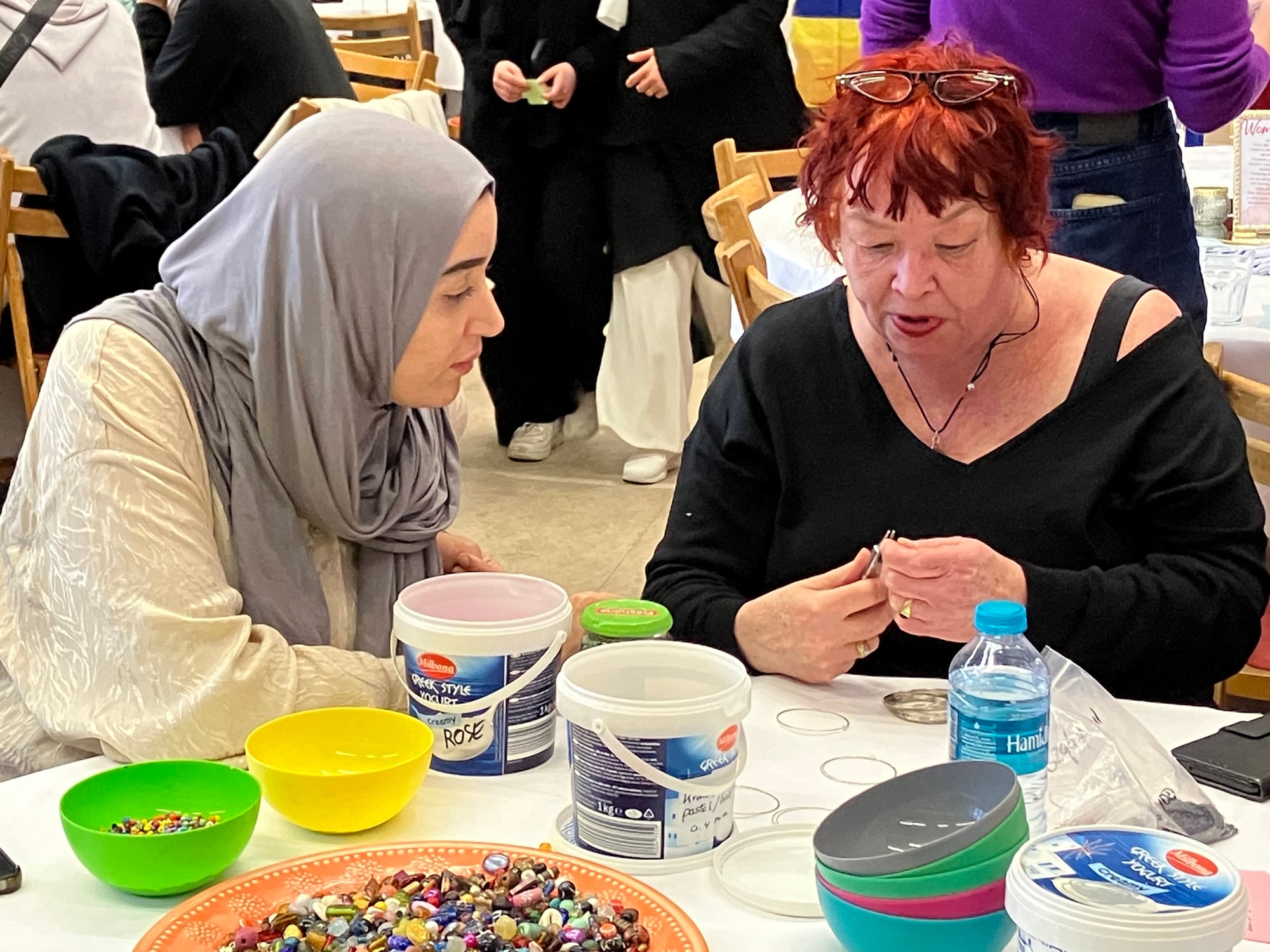 Twee dames nemen deel aan workshop sieraden maken