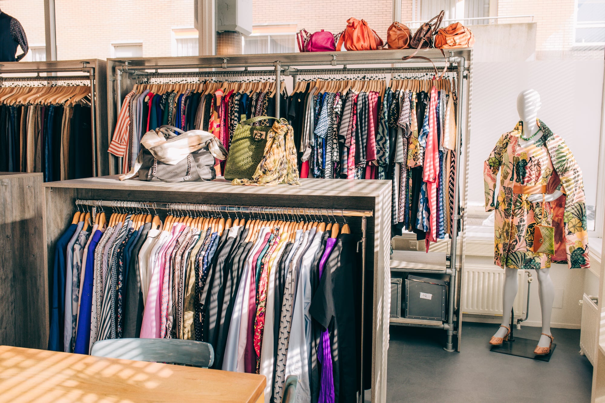 Kledingrekken en paspop winkel Dress for Succes