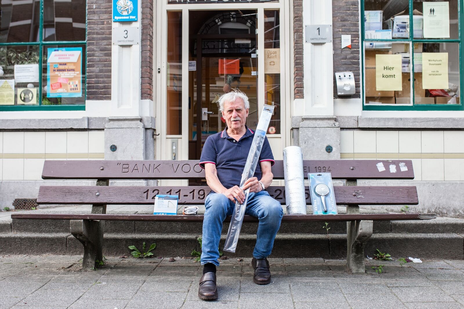 Energiecoach Rob van der Meulen zittend op een bankje
