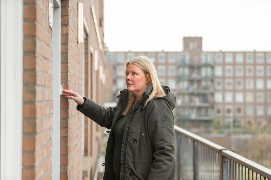 Wijkbeheerder Angelique belt aan