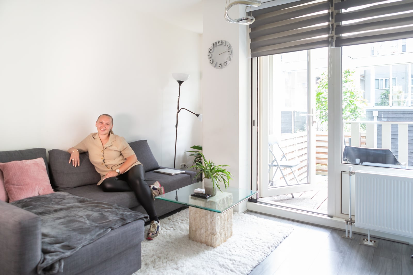 Romy op de bank in de woonkamer