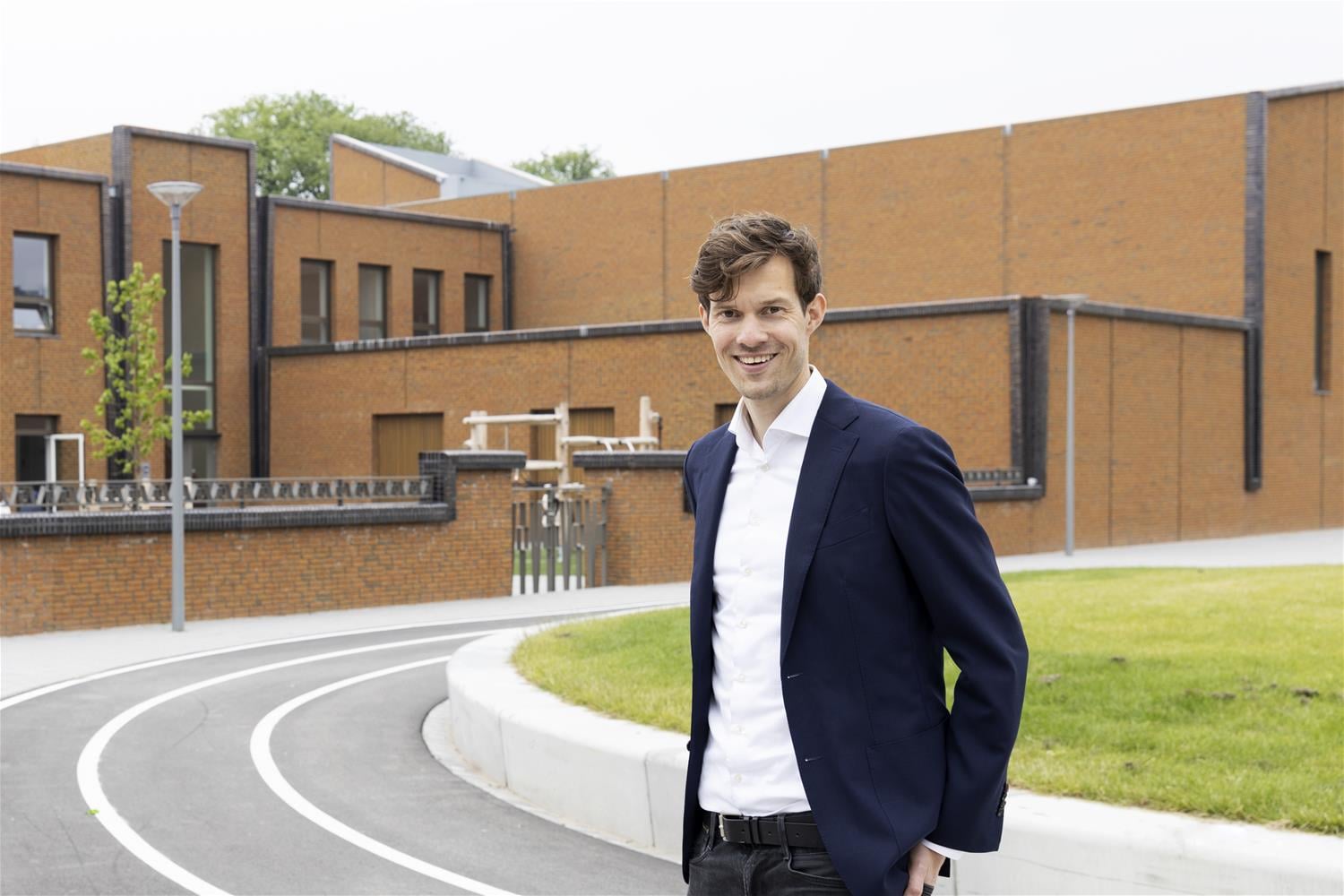 Portret architect Thomas Drenth voor het gebouw CBS De Sleutel