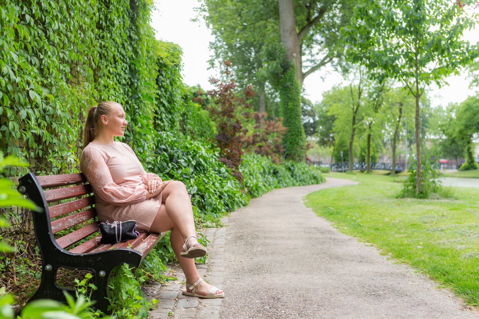Romy zittend op een bankje in het park
