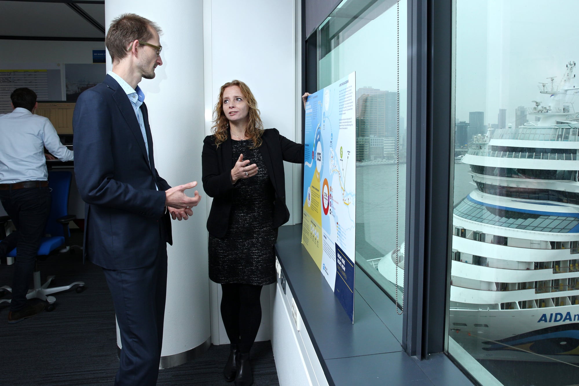 Pim en Maaike in gesprek bij informatiebord