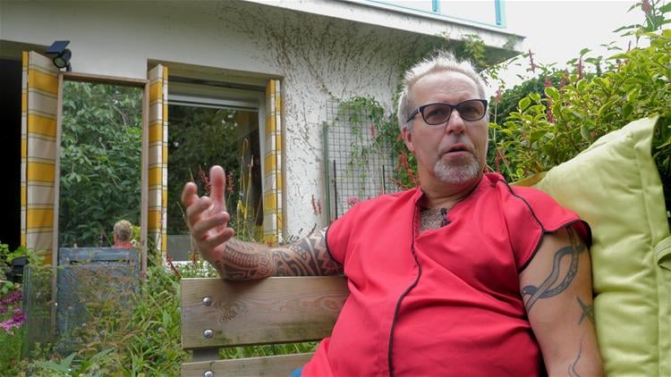 Portret Marcus in de tuin van zijn woning
