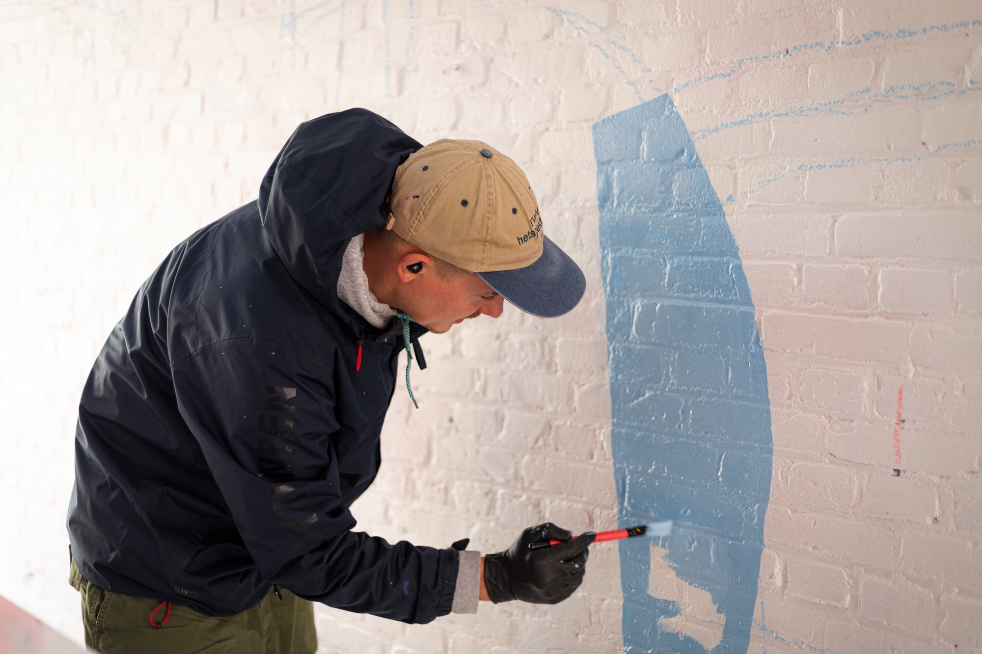 Gevelkunstenaar Jelmer beschildert muur