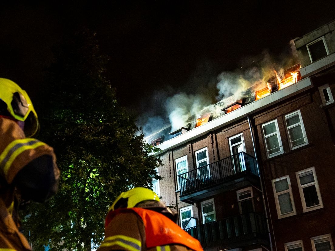 Uitslaande vlammen bij brand in de Allard Piersonstraat