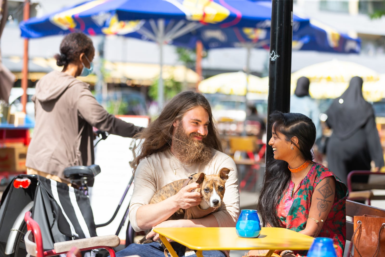 Parricia en Maxim met de hond op het terras