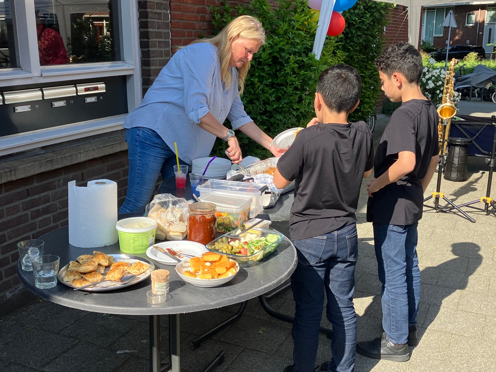 Mensen bij een kraampje met eten en drinken