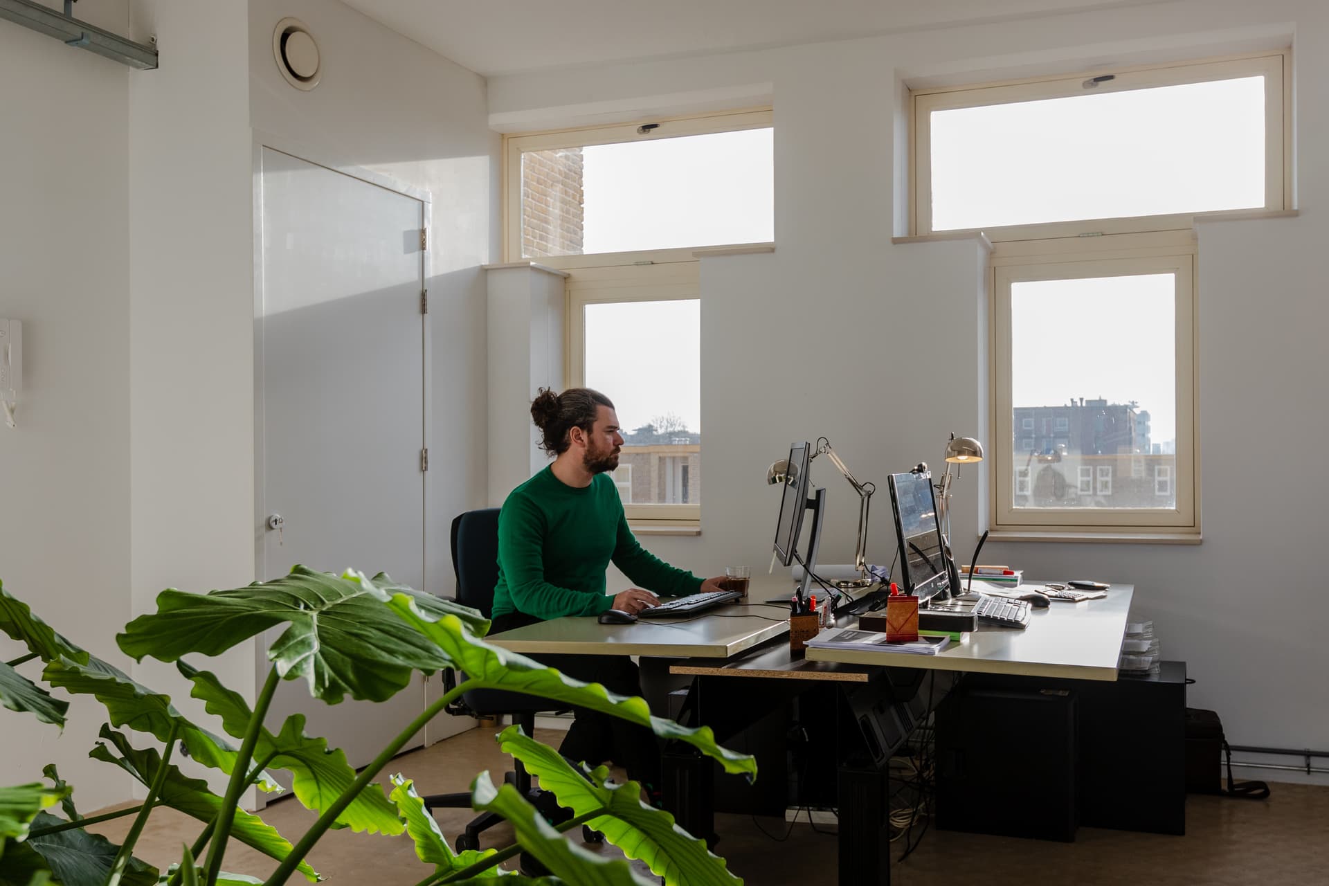 Medewerker werkt aan bureau in kantoorruimte