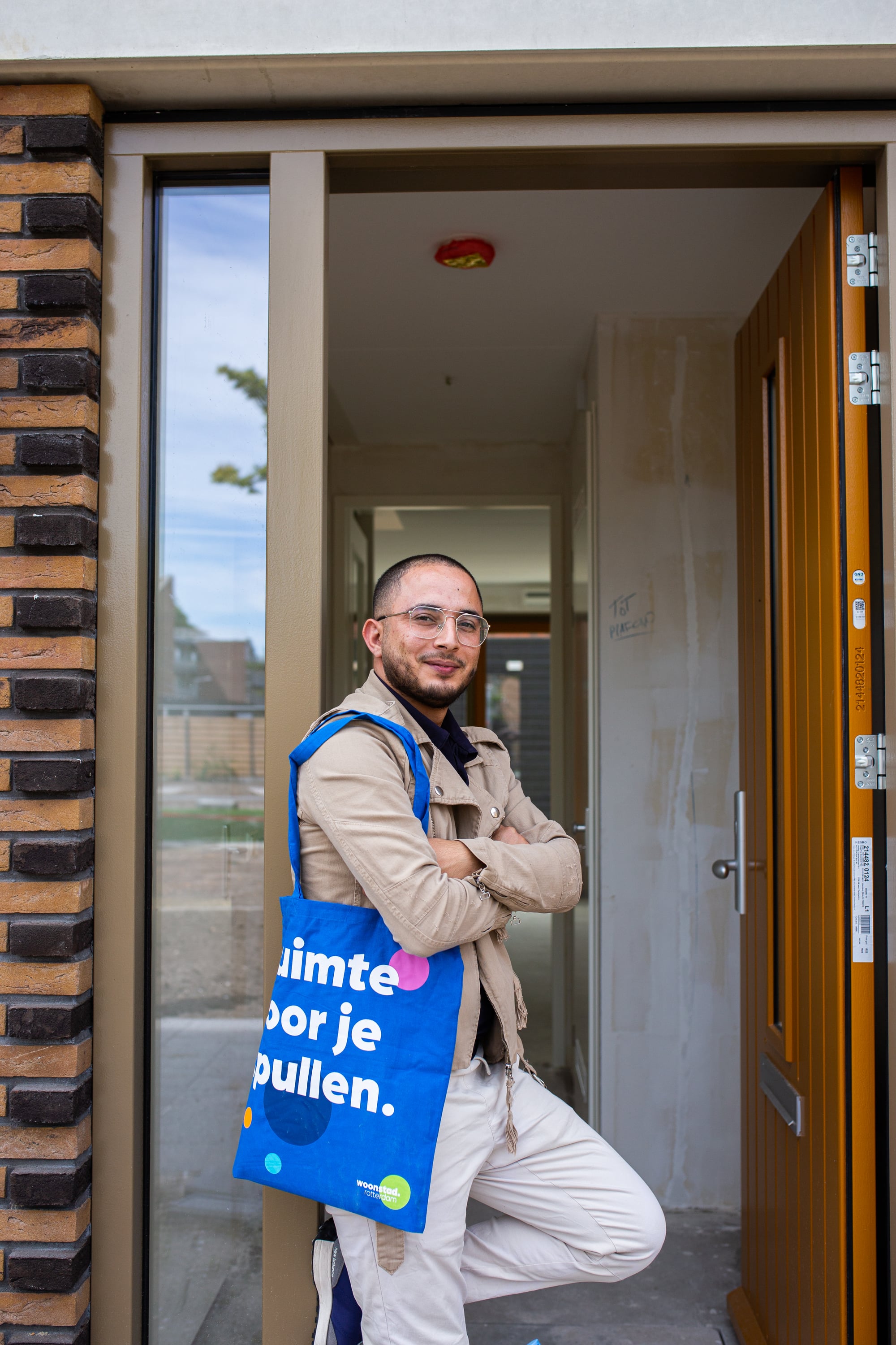 Oplevering Halsterenstraat Pendrecht aardgasvrij mannelijke bewoner voor deur