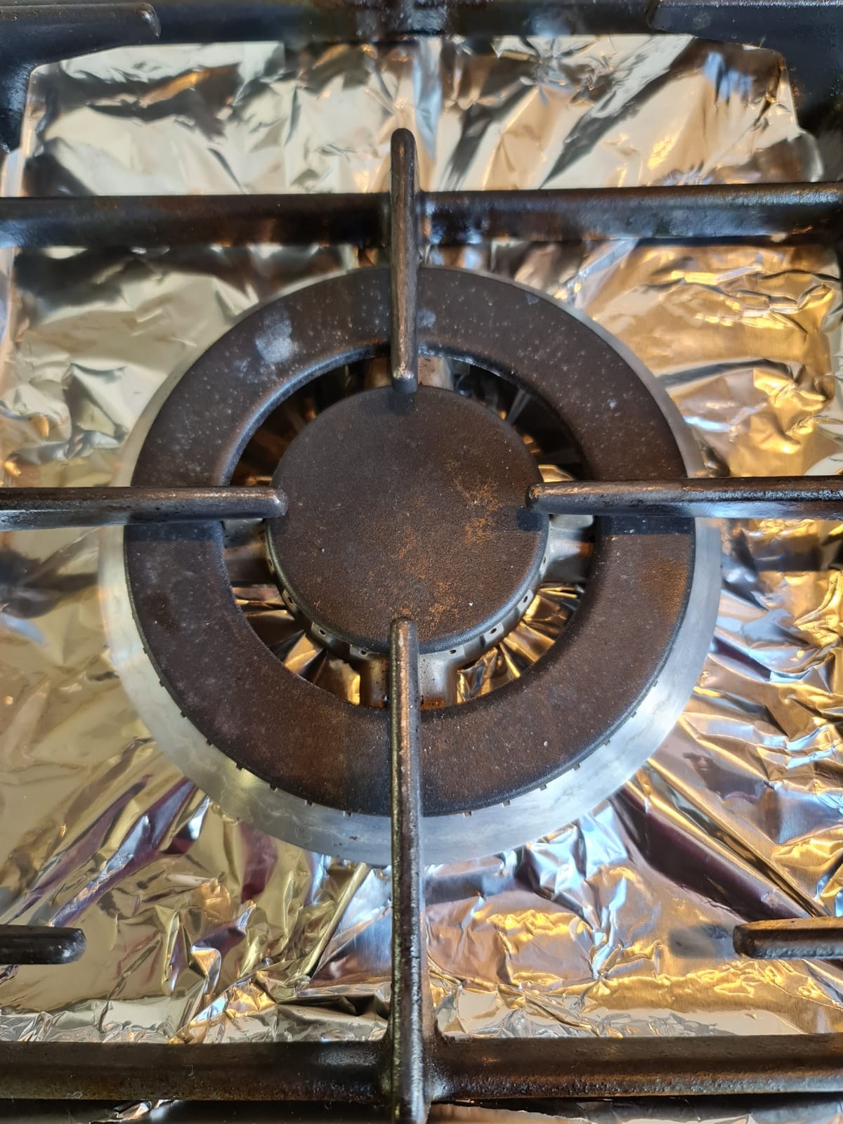 Gasfornuis bedekt met aluminiumfolie