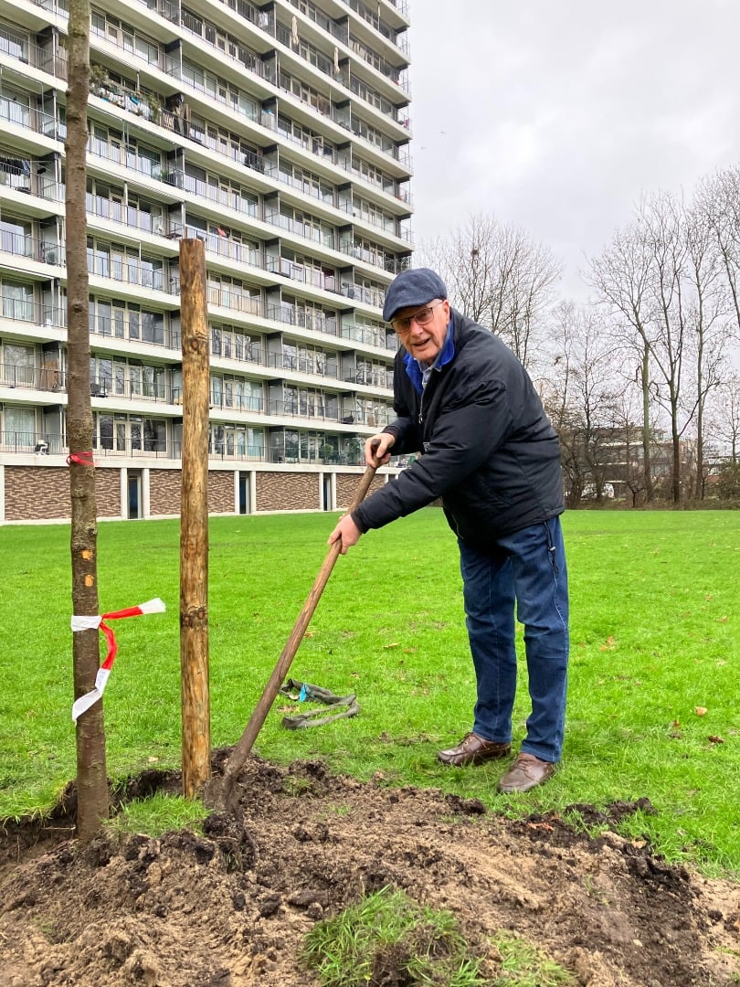 Schalk plant een nieuwe boom op het veld voor zijn flat