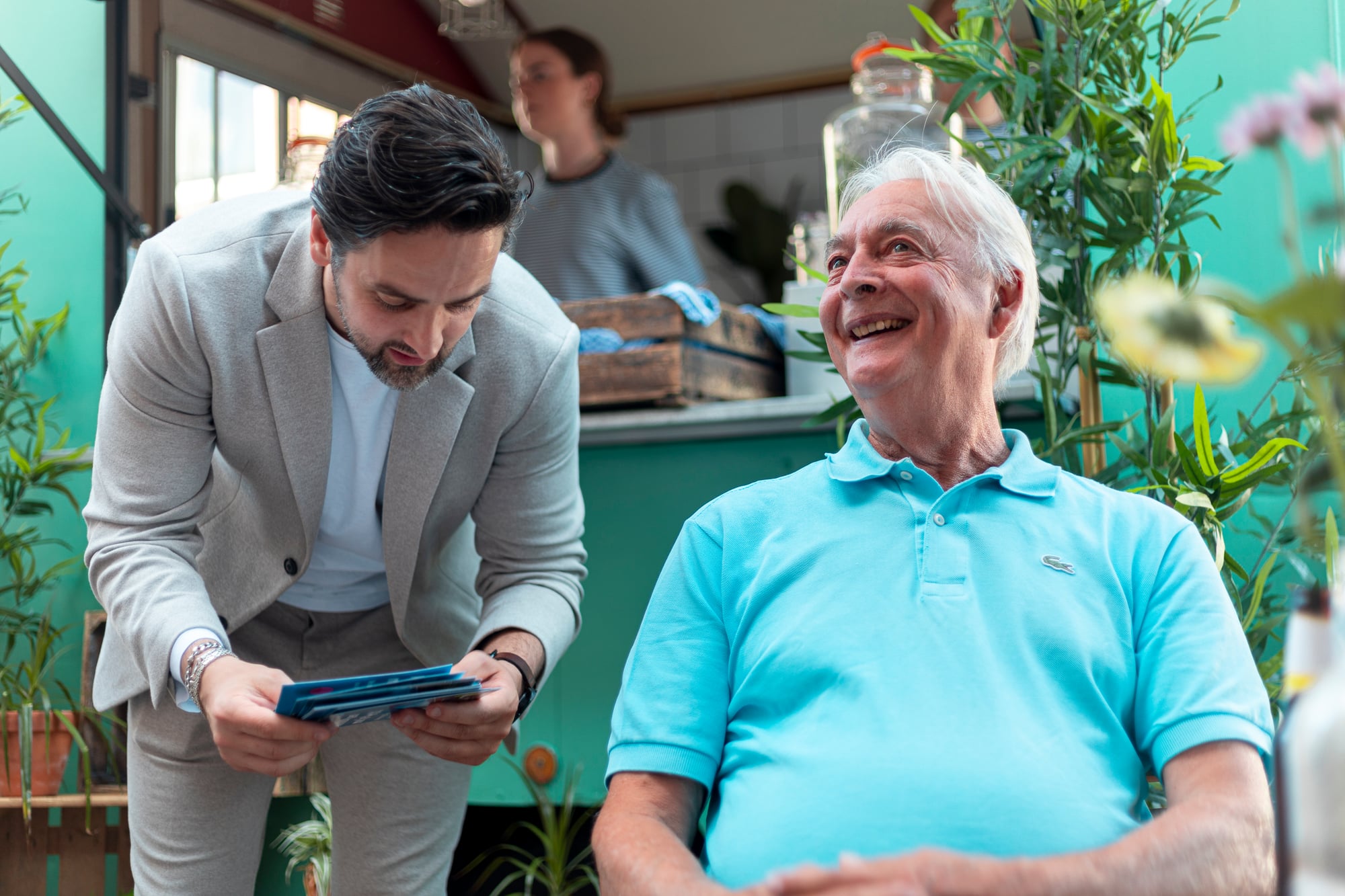 Woonstadmedewerker praat met buurtbewoner