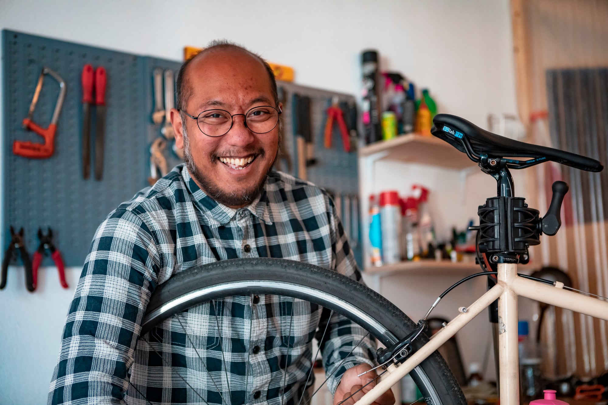 Frank Djasian met fiets in de Sportkantine