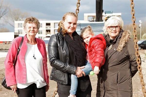 Vier generaties Wielewaalers: van links naar rechts; Mevrouw Van der Linde met kleindochter Shirley en haar dochtertje Kaithlin, rechts dochter Patricia.