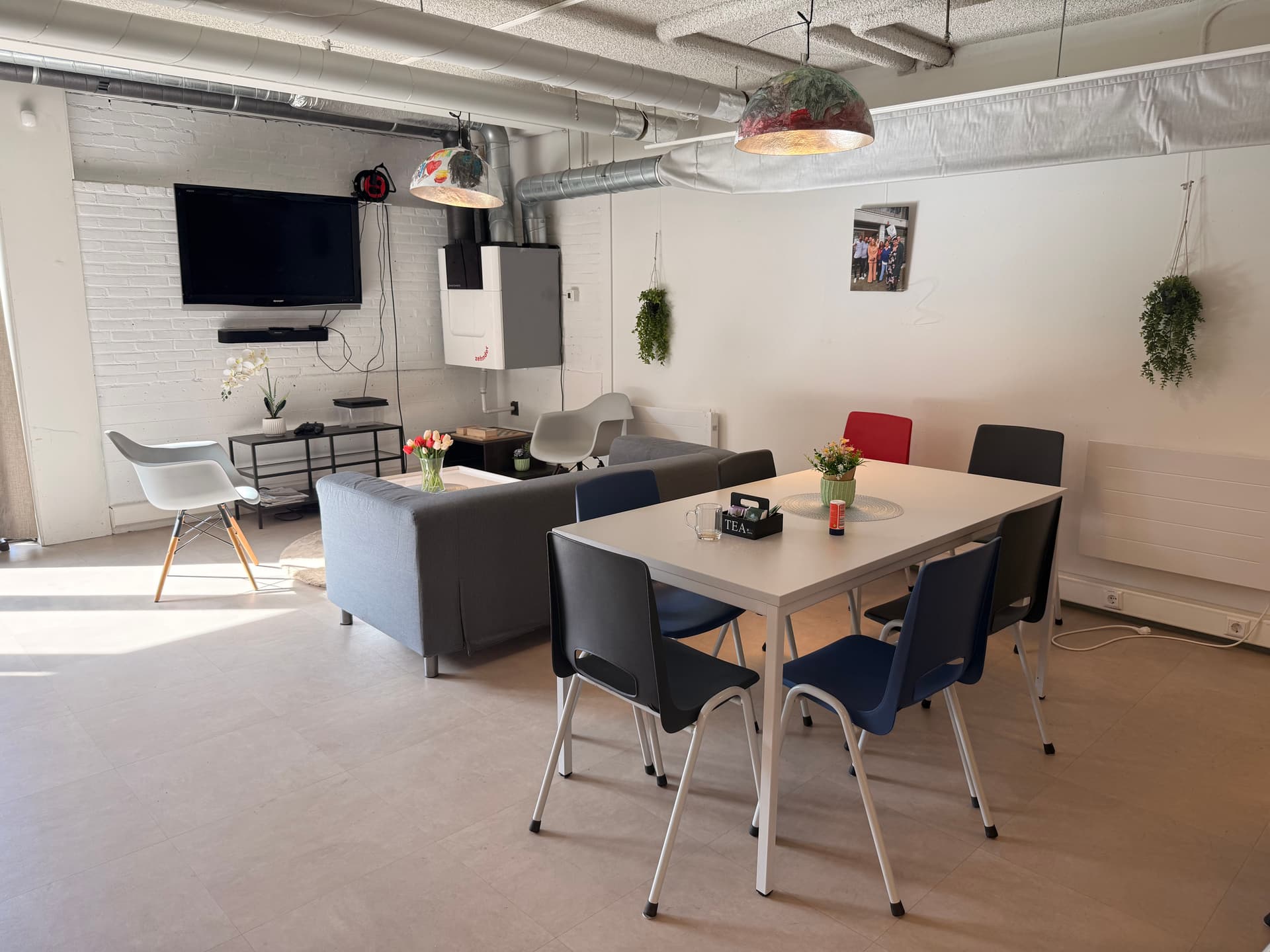 Eettafel en zithoek in de huiskamer van de Sterrenhub
