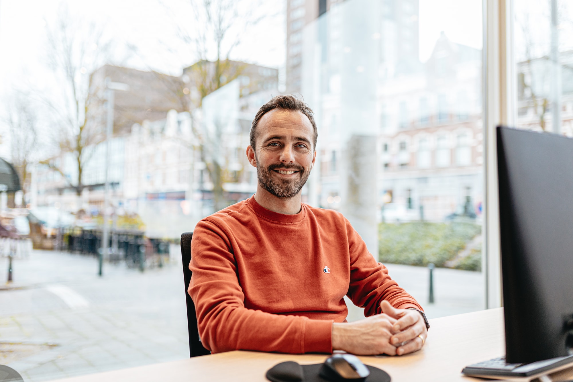Portret ondernemer Patrick aan bureau