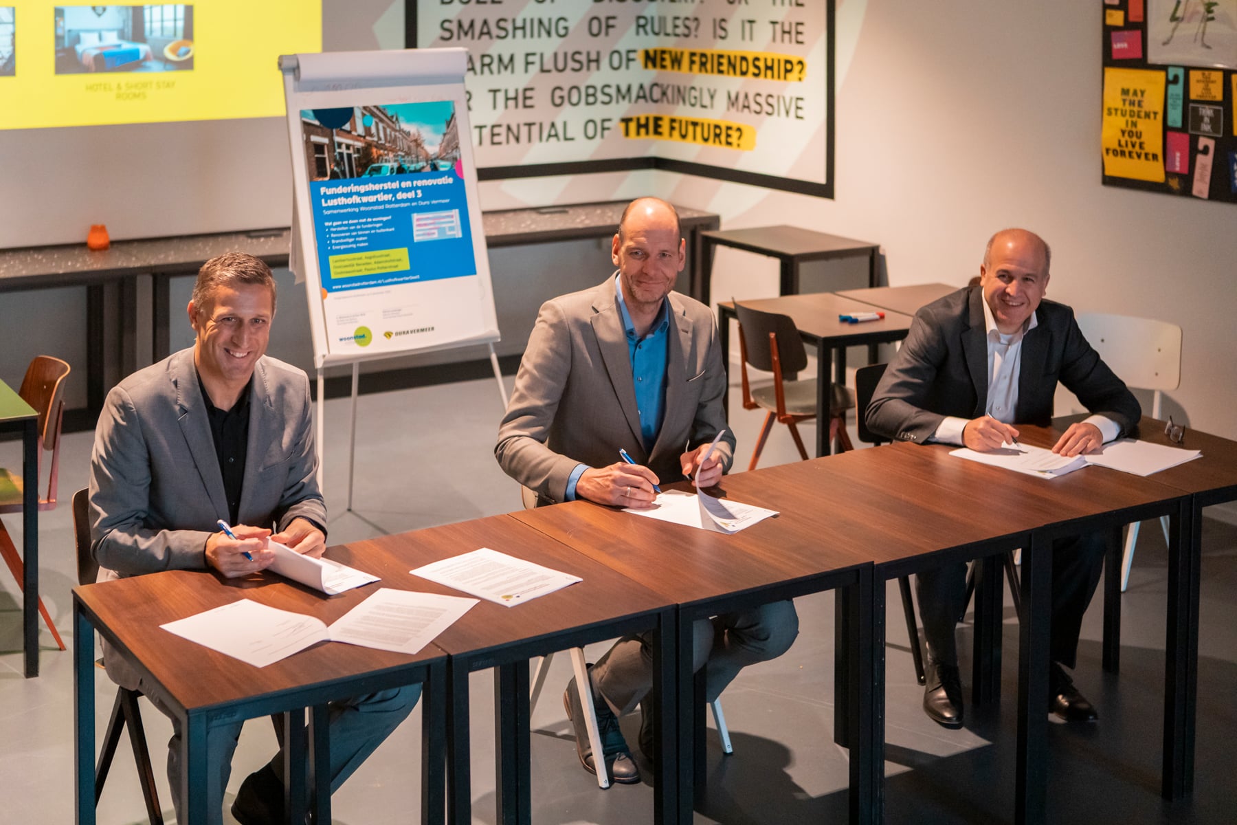 3 mannen ondertekenen de start van deel 3 van het funderingsherstel van het Lusthofkwartier